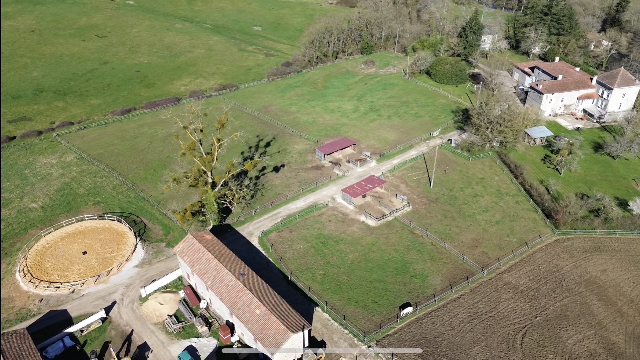 les écuries et le gite vu du ciel